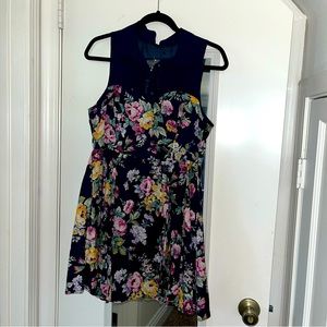 Floral dress with collar detail
